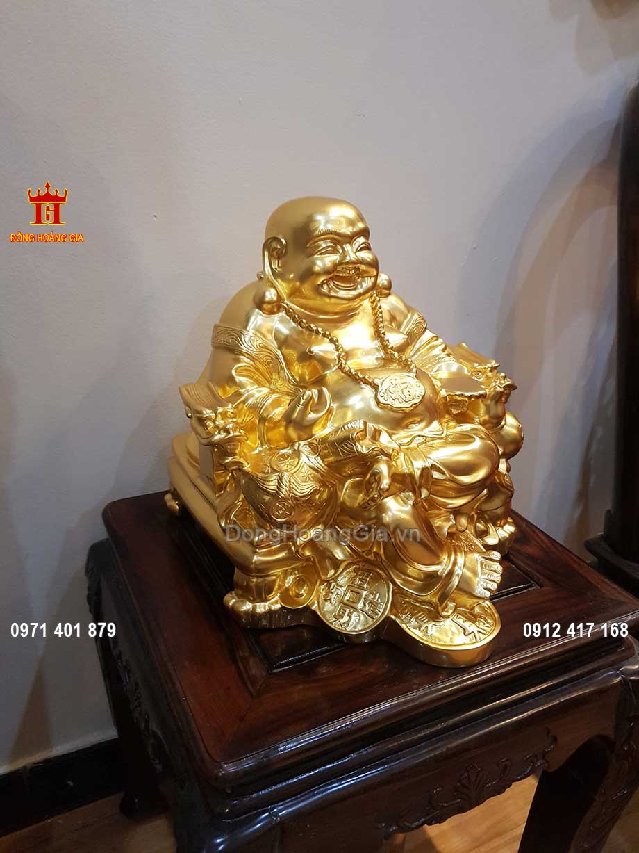 Tượng đồng được làm vô cùng tỉ mỉ, miêu tả đúng thần thái của Phật Di Lặc